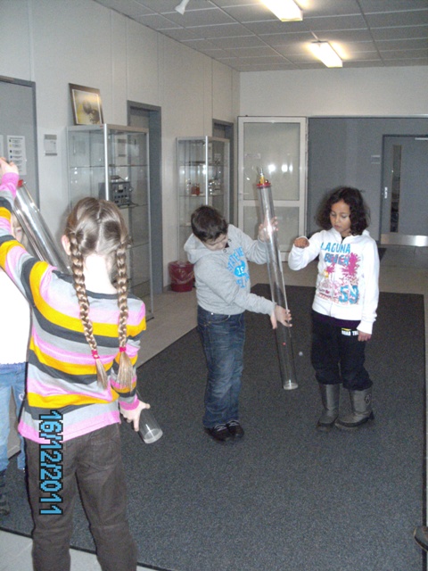 2 Fällt eine Feder langsamer als eine Kugel