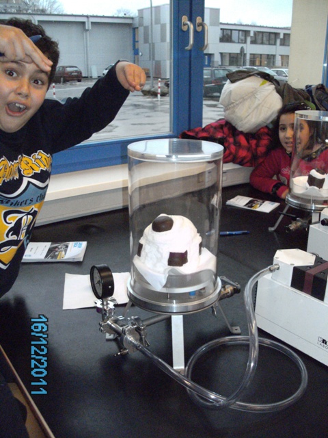 7 Was passiert mit einem Schokokuss im Vacuum